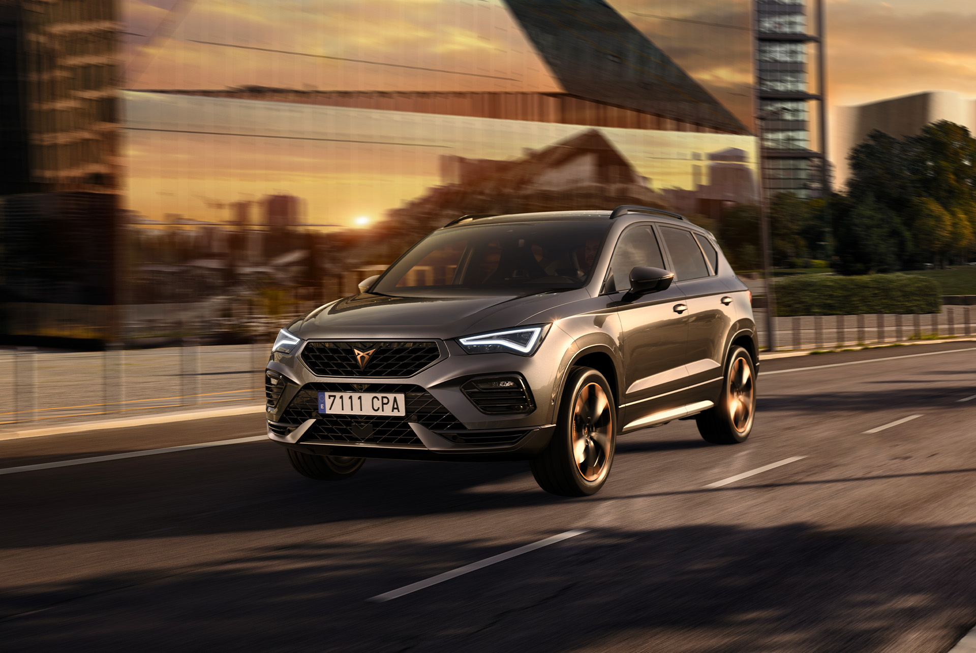 CUPRA Ateca SUV ajamassa kaupungin kadulla auringon laskiessa. SUV on saatavissa nelivetoisena 150 ja 190 hevosvoiman moottoreilla mahdollistaen vähäisemmät päästöt ja alhaisemman polttoaineenkulutuksen.