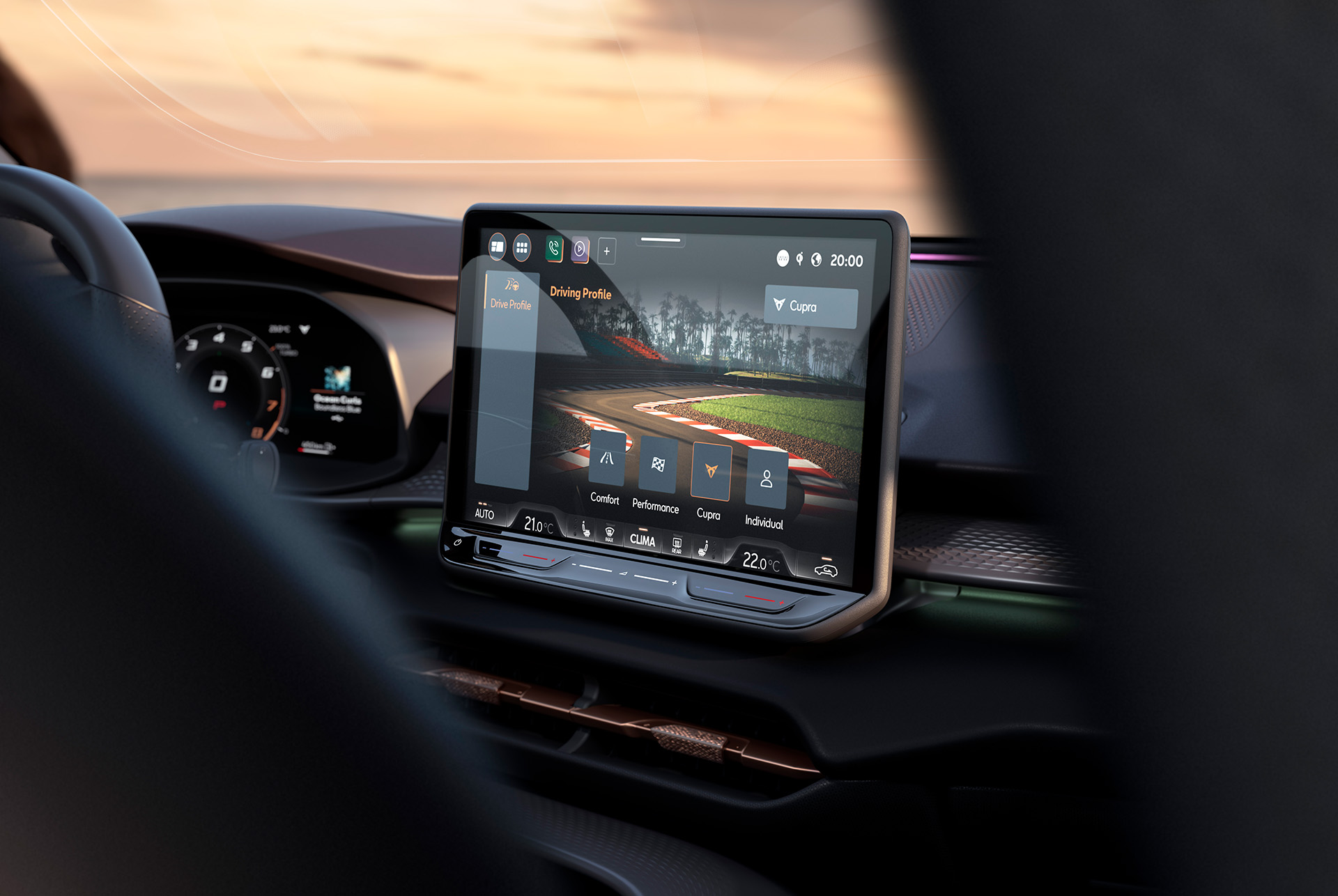 Cupra Terramarin 12,9" infotainment-järjestelmässä näkyy uusi dynaaminen alustansäätö (Dynamic Chassis Control, DCC), joka parantaa ajodynamiikkaa mukautuvan iskunvaimennuksen avulla.