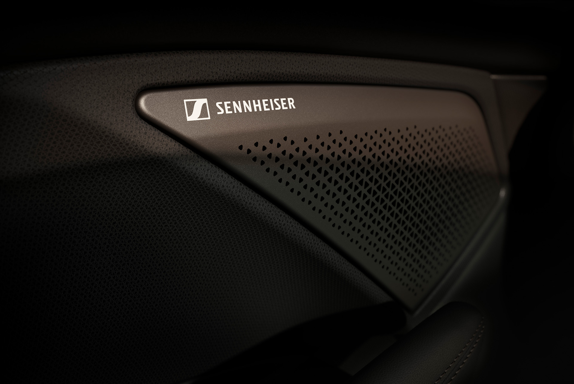 Immersive by Sennheiser on laadukas 12 kaiuttimesta koostuva audiojärjestelmä Cupra Terramarissa, kuvassa Sennheiser-logo. Lähikuva.